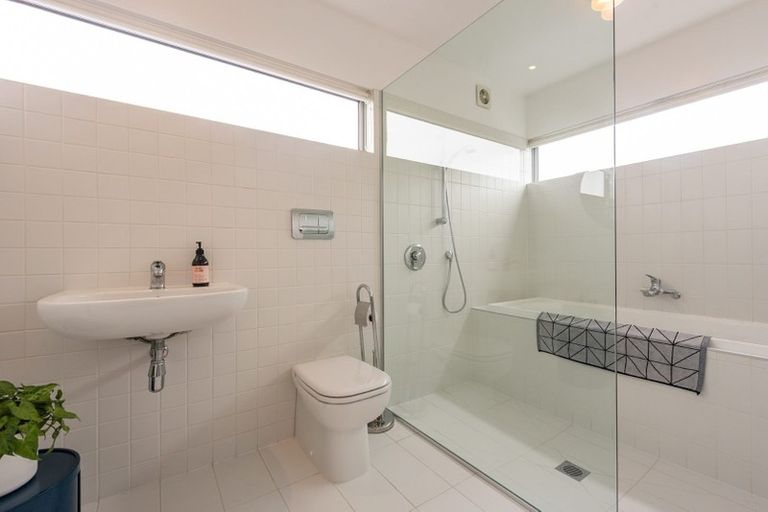 Photo of property in 42 Dorking Road, Brooklyn, Wellington, 6021