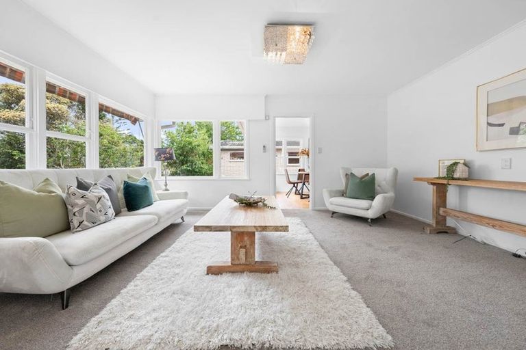 Photo of property in 100 Gossamer Drive, Pakuranga Heights, Auckland, 2010