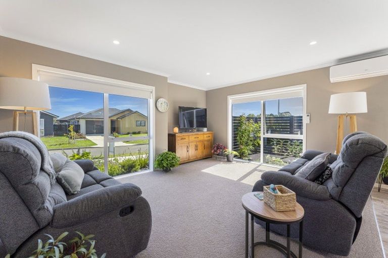 Photo of property in 19 Enereta Road, Otaki, 5512