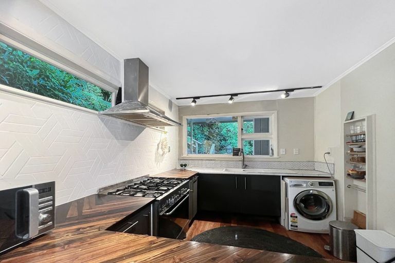 Photo of property in 5 Richmond Road, Mahina Bay, Lower Hutt, 5013