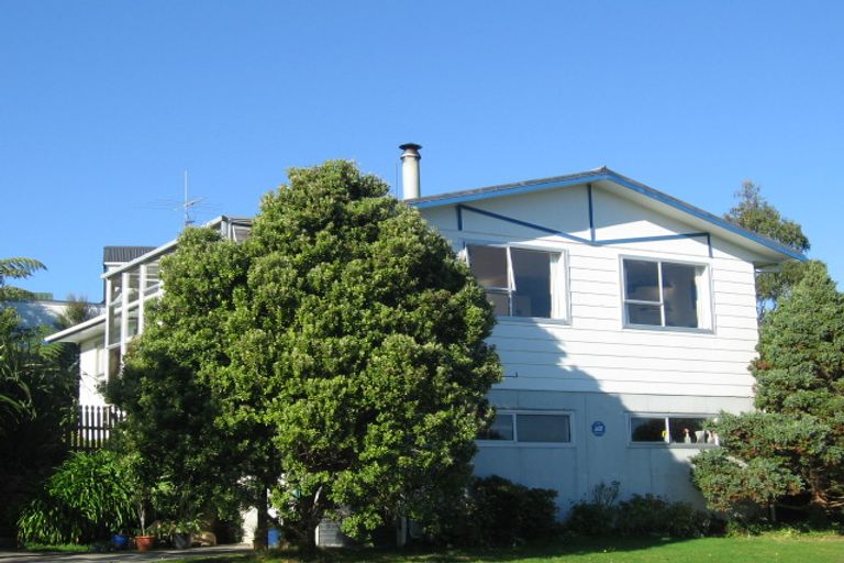 Photo of property in 16 Whitechapel Grove, Stokes Valley, Lower Hutt, 5019