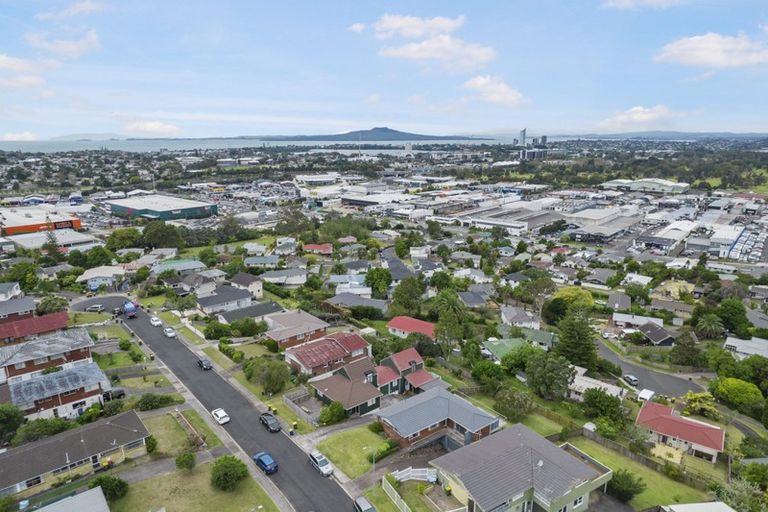 Photo of property in 17 Marcel Place, Glenfield, Auckland, 0629