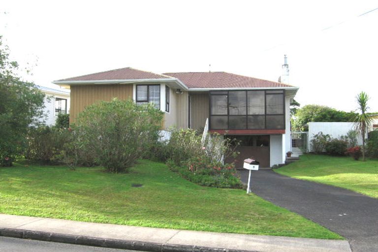 Photo of property in 8 Tiroroa Avenue, Te Atatu South, Auckland, 0610