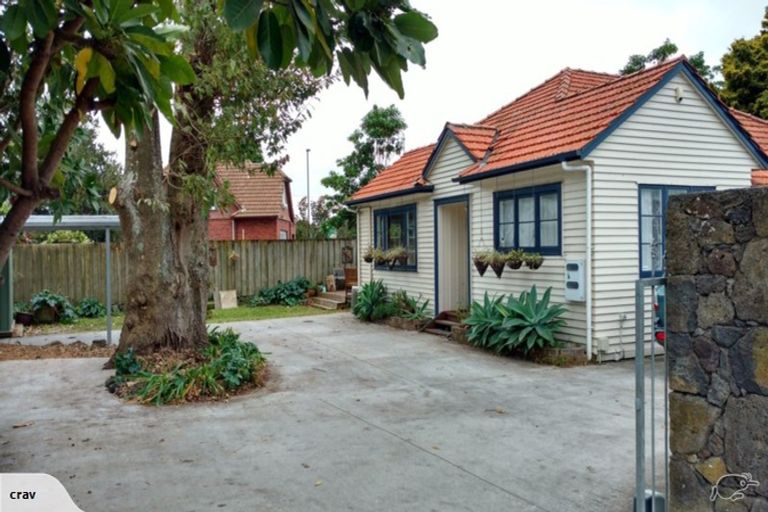 Photo of property in 1b Miller Road, Mangere Bridge, Auckland, 2022