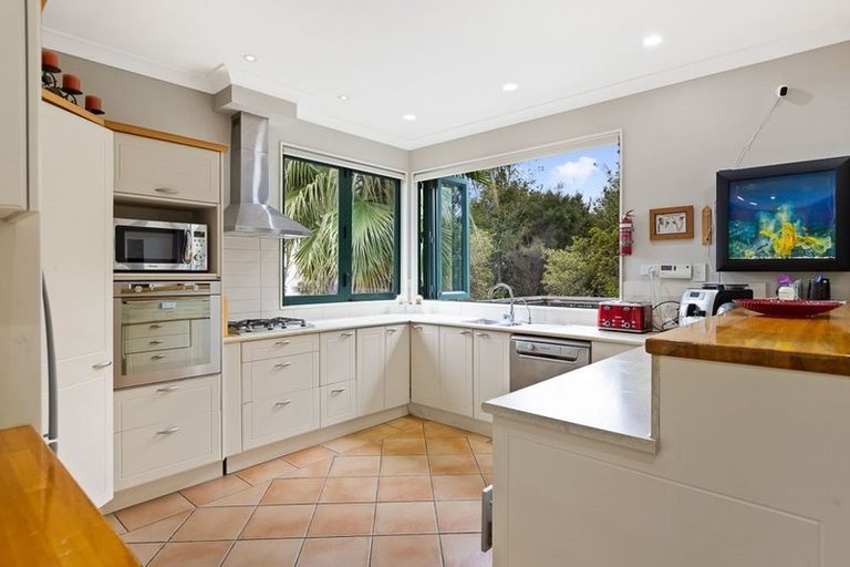 Photo of property in 6 David Beattie Place, Chatswood, Auckland, 0626