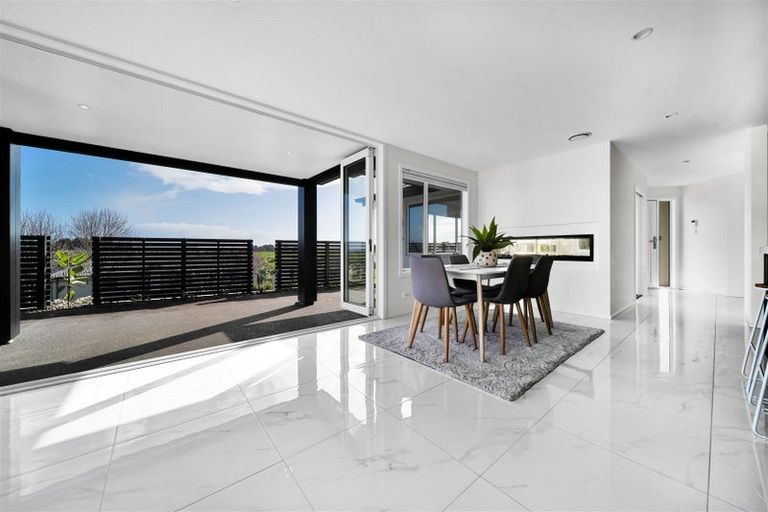 Photo of property in 4 Vardon Way, Waiwhakaiho, New Plymouth, 4312