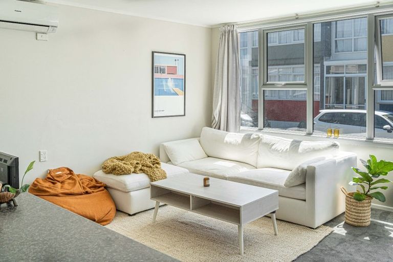 Photo of property in 4/55 Apu Crescent, Lyall Bay, Wellington, 6022