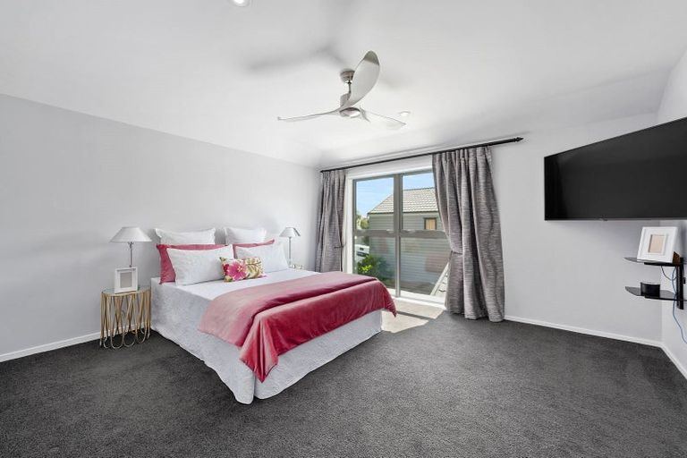 Photo of property in 2/21 Fields Parade, Oteha, Auckland, 0632