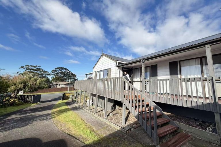 Photo of property in 52 West Harbour Drive, West Harbour, Auckland, 0618
