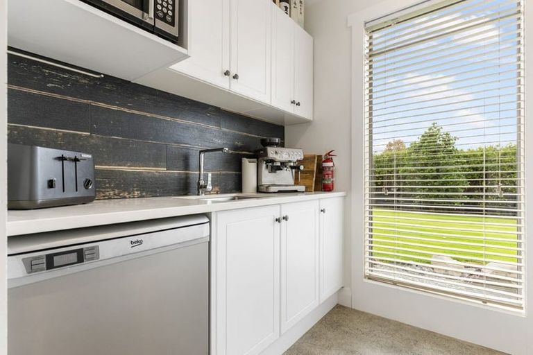 Photo of property in 104 Foster Road, Kumeu, 0891