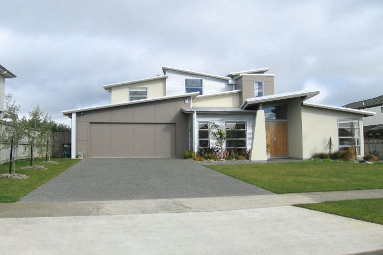 Photo of property in 124 Pacific Drive, Fitzherbert, Palmerston North, 4410
