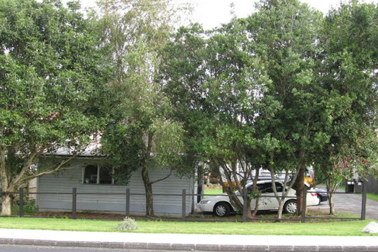 Photo of property in 13 Rewarewa Road, Te Atatu Peninsula, Auckland, 0610