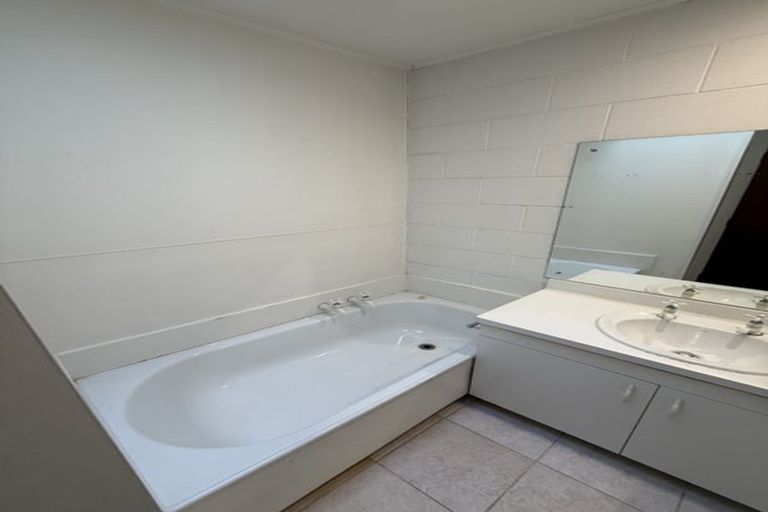 Photo of property in 2/72 Creyke Road, Ilam, Christchurch, 8041