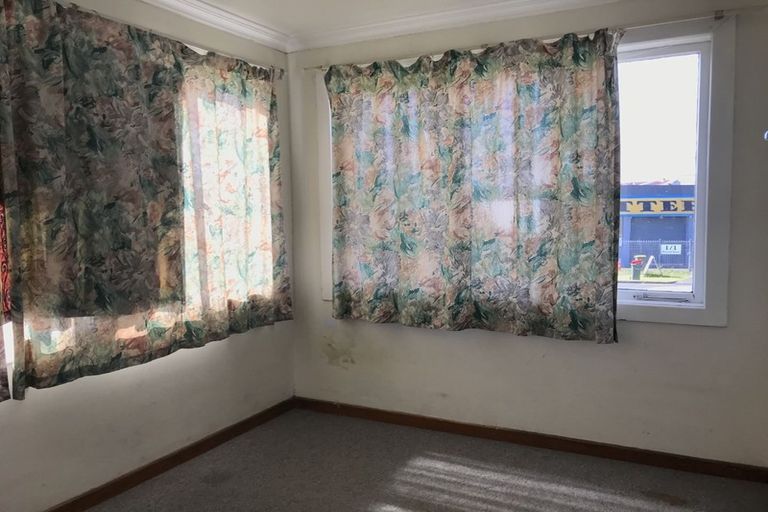 Photo of property in 2 Binsted Road, New Lynn, Auckland, 0600