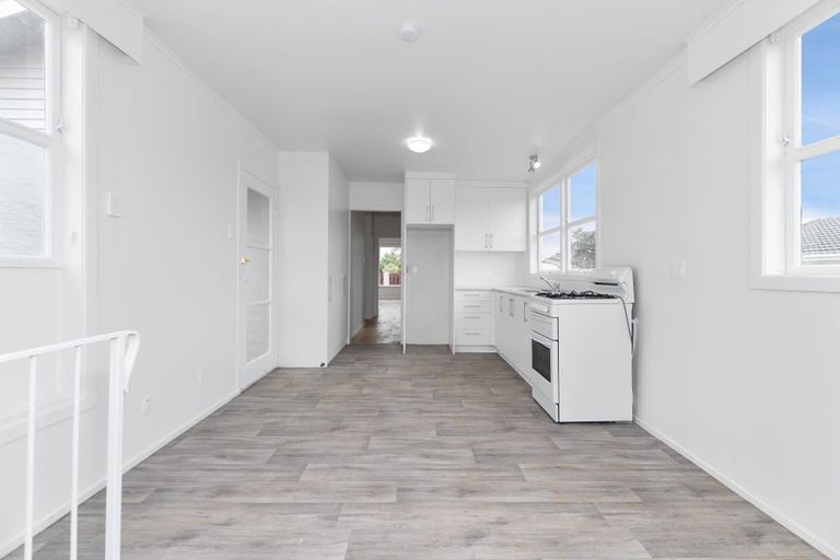 Photo of property in 3147 Great North Road, New Lynn, Auckland, 0600