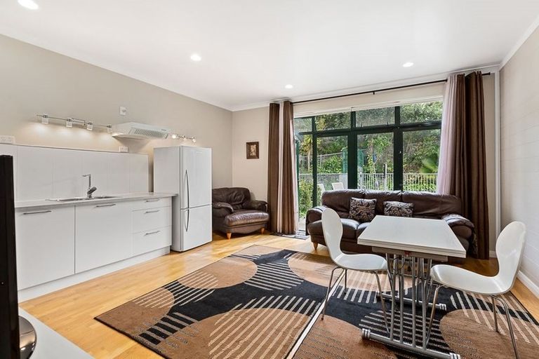 Photo of property in 6 David Beattie Place, Chatswood, Auckland, 0626