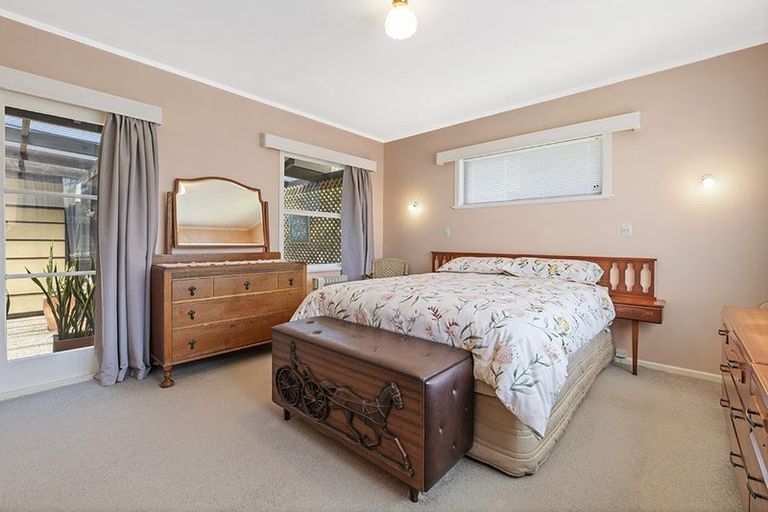 Photo of property in 23 Ellesmere Crescent, Pakuranga Heights, Auckland, 2010