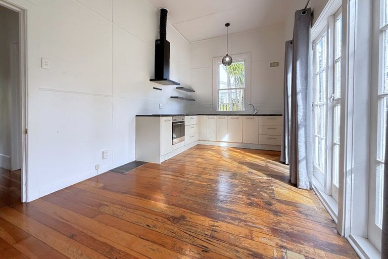 Photo of property in 44 Lynwood Road, New Lynn, Auckland, 0600