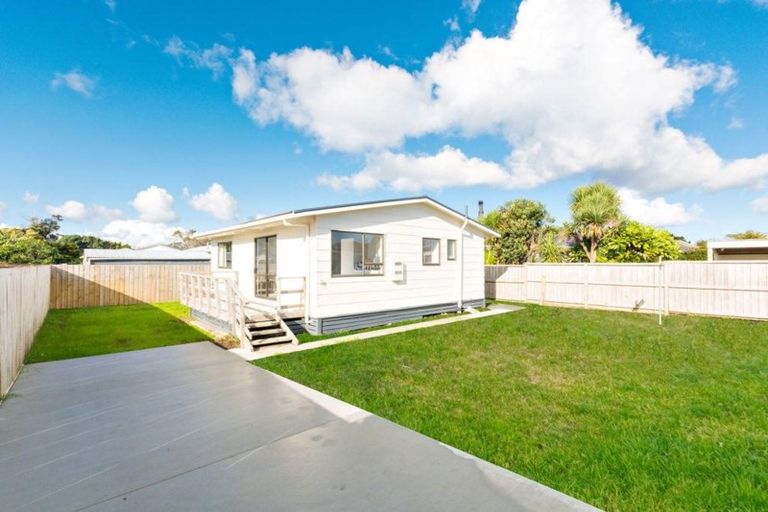 Photo of property in 3a Hikurangi Street, Te Atatu Peninsula, Auckland, 0610