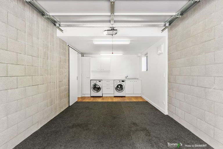 Photo of property in 122 Nicholson Road, Khandallah, Wellington, 6035