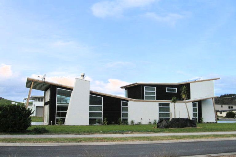 Photo of property in 39 Paraoa Crescent, Omaha, 0986