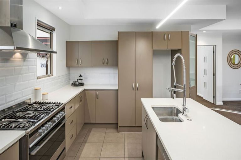 Photo of property in 32 Linkwater Way, Parklands, Christchurch, 8083