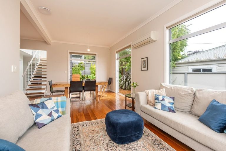 Photo of property in 42 Dorking Road, Brooklyn, Wellington, 6021