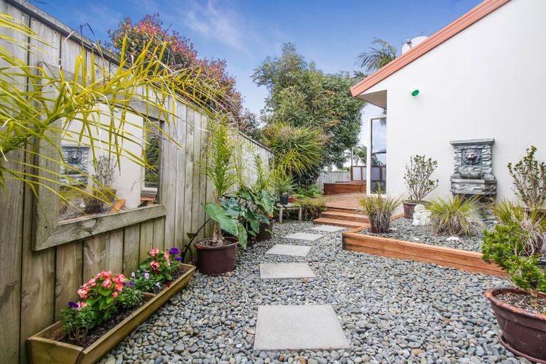 Photo of property in 13 Bridgehead Cove, West Harbour, Auckland, 0618