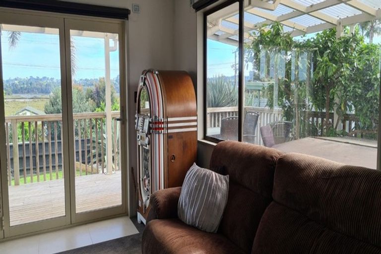 Photo of property in 3 The Terrace, Herald Island, Auckland, 0618