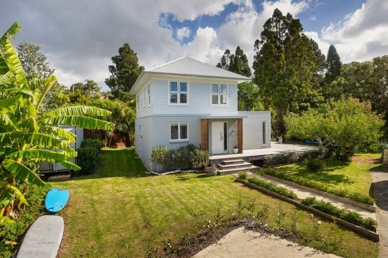 Photo of property in 11 Westbourne Road, Murrays Bay, Auckland, 0630