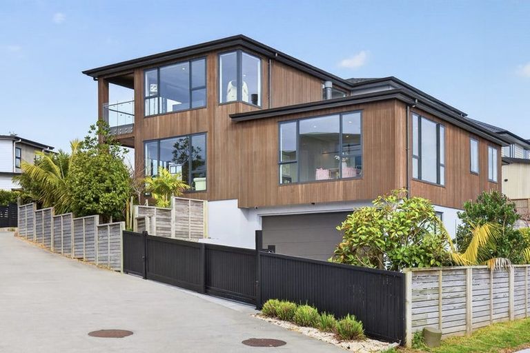 Photo of property in 1 Taku Close, Long Bay, Auckland, 0630