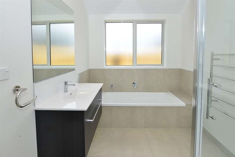 Photo of property in 19a Edward Avenue, Orewa, 0931