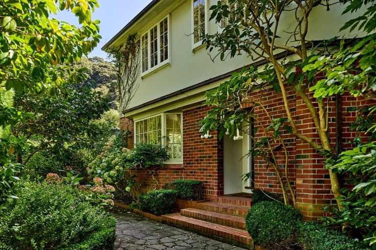 Photo of property in 2 Dillon Street, Lowry Bay, Lower Hutt, 5013