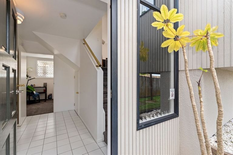 Photo of property in 2/5 Remus Place, Totara Vale, Auckland, 0629