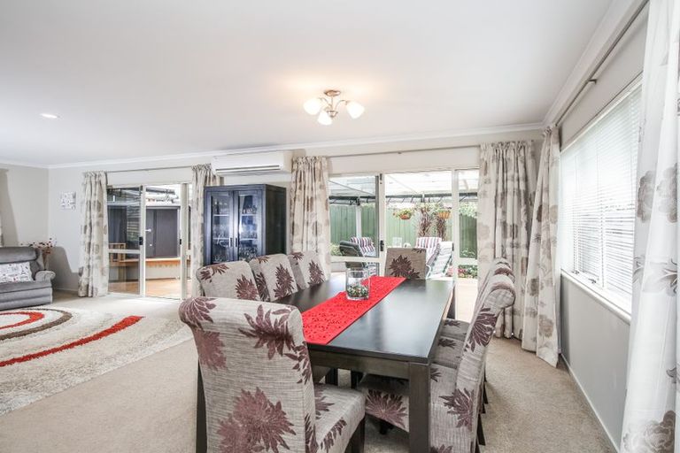 Photo of property in 13 Bridgehead Cove, West Harbour, Auckland, 0618