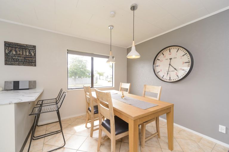 Photo of property in 73 Hillcrest Drive, Kelvin Grove, Palmerston North, 4414