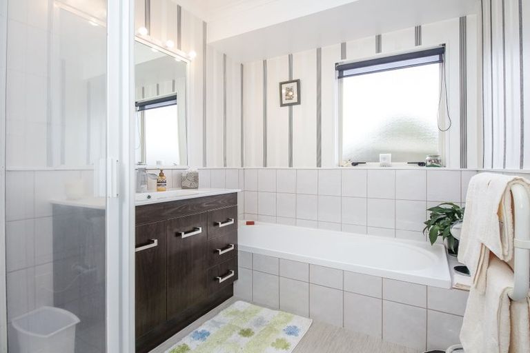 Photo of property in 13 Bridgehead Cove, West Harbour, Auckland, 0618