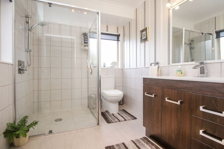 Photo of property in 13 Bridgehead Cove, West Harbour, Auckland, 0618