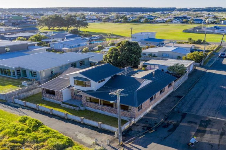 Photo of property in 9 Dawick Street, Foxton Beach, Foxton, 4815