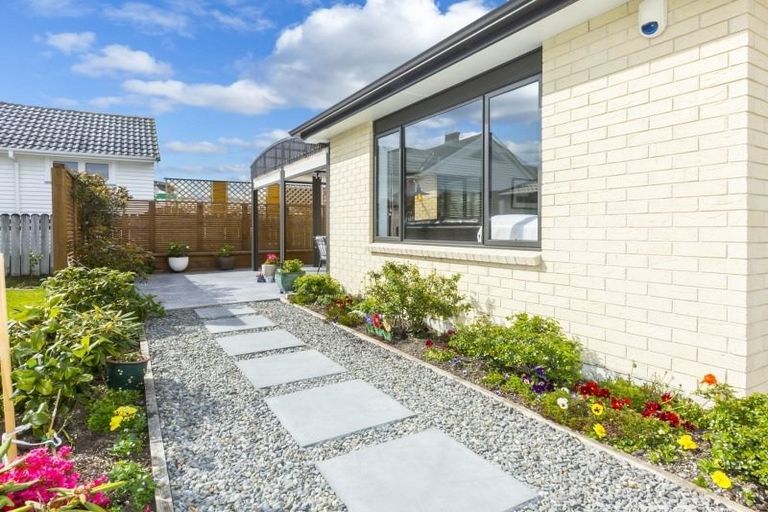 Photo of property in 8a Savage Crescent, Upper Hutt Central, Upper Hutt, 5018