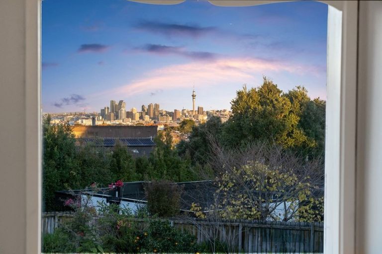 Photo of property in 83 Pupuke Road, Northcote, Auckland, 0627