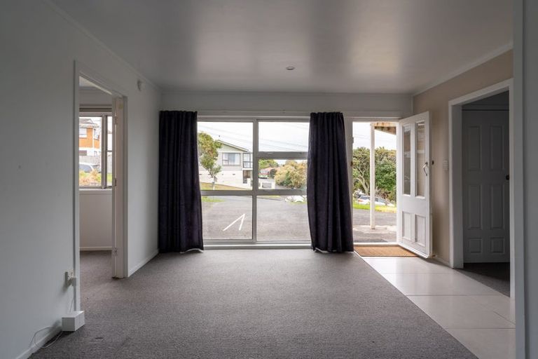 Photo of property in 1 Wakeling Avenue, Te Atatu South, Auckland, 0610