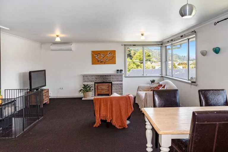 Photo of property in 75 Milton Terrace, Picton, 7220