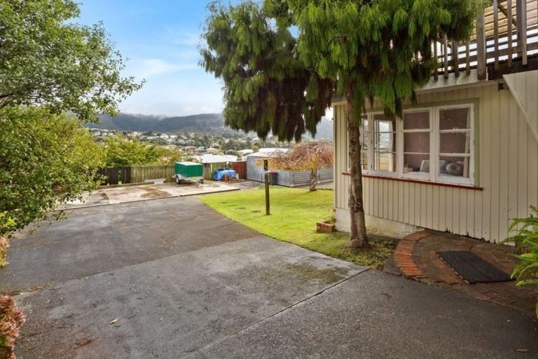 Photo of property in 40 Taylor Terrace, Tawa, Wellington, 5028