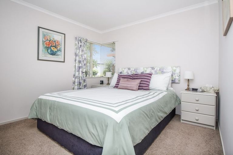 Photo of property in 13 Bridgehead Cove, West Harbour, Auckland, 0618