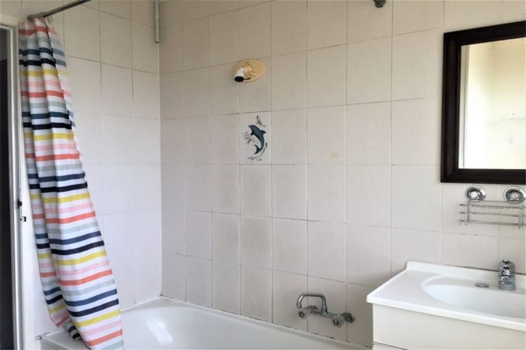 Photo of property in 3/2 Hinekohu Street, New Lynn, Auckland, 0600