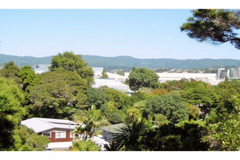 Photo of property in 2/36 Takapu Street, Henderson, Auckland, 0612