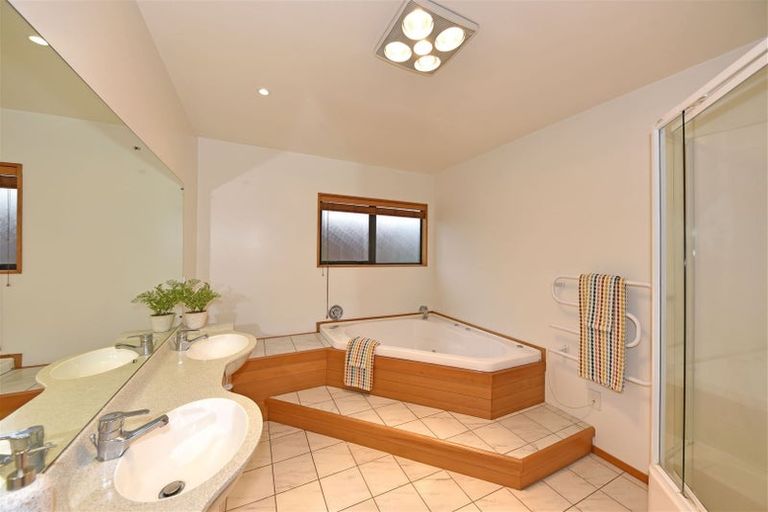 Photo of property in 10 Parkham Drive, Burnside, Christchurch, 8053