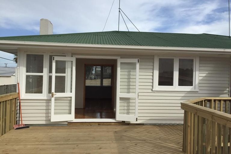 Photo of property in 1/176 Chivalry Road, Glenfield, Auckland, 0629