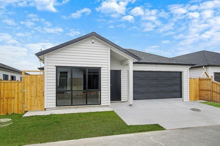 Photo of property in 2 Kakabeak Way, Takanini, 2110